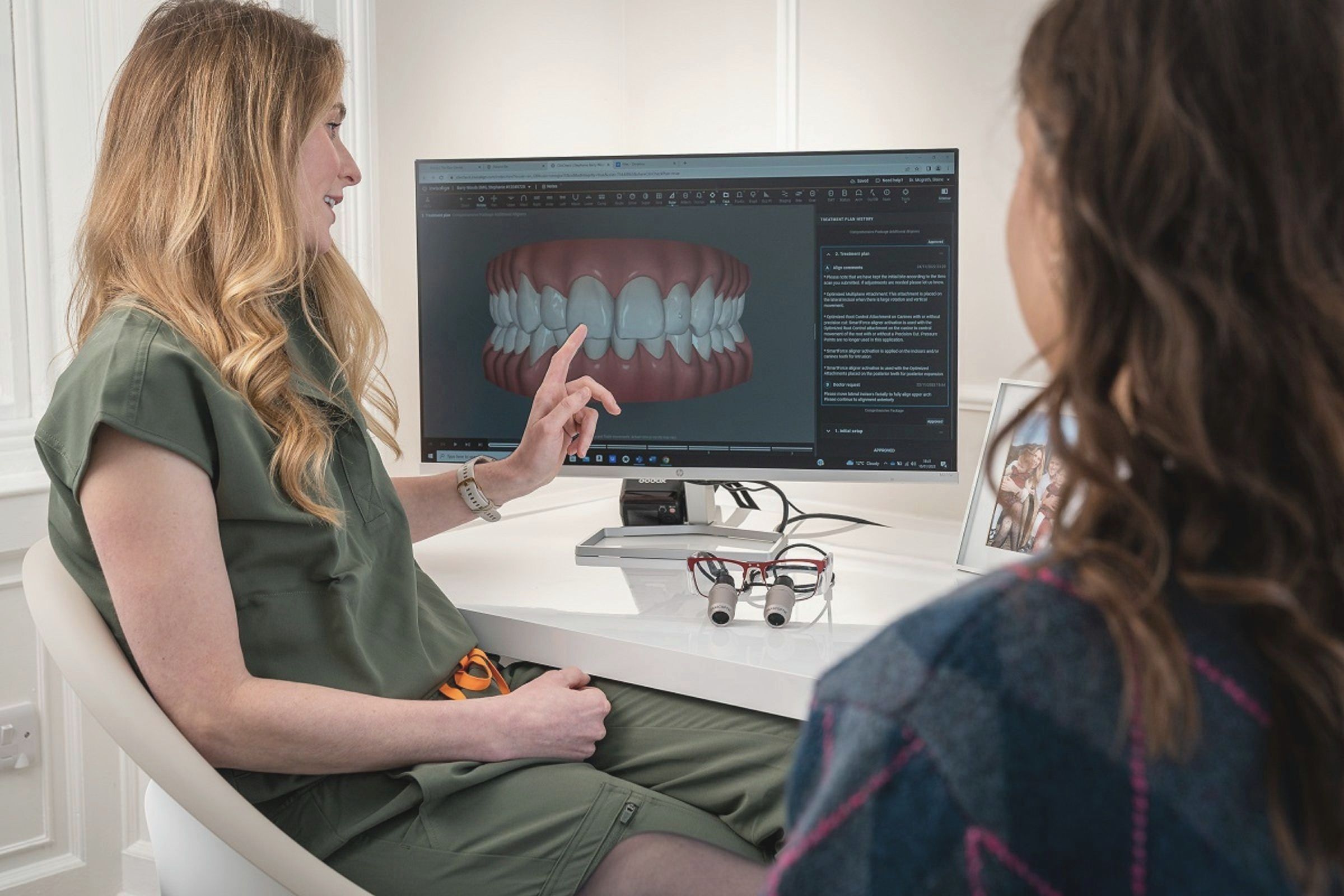 Zahnärztin zeigt einer Patientin einen 3D Scan der Zähne am Bildschirm