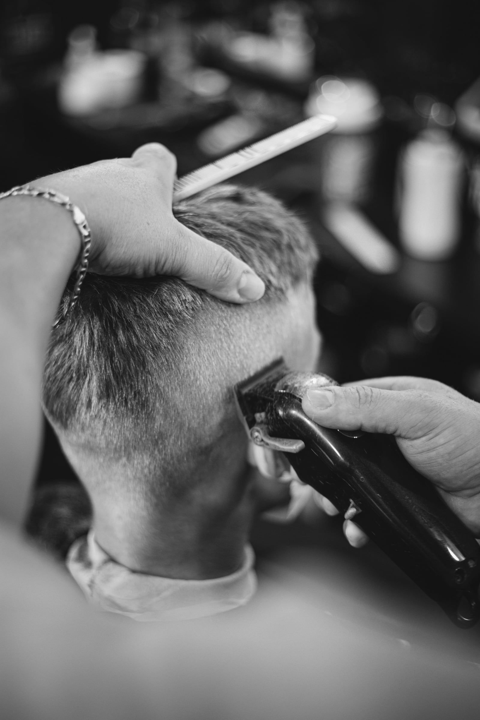 Haarschneidemaschine zieht einen Fade im Nacken, Rückansicht