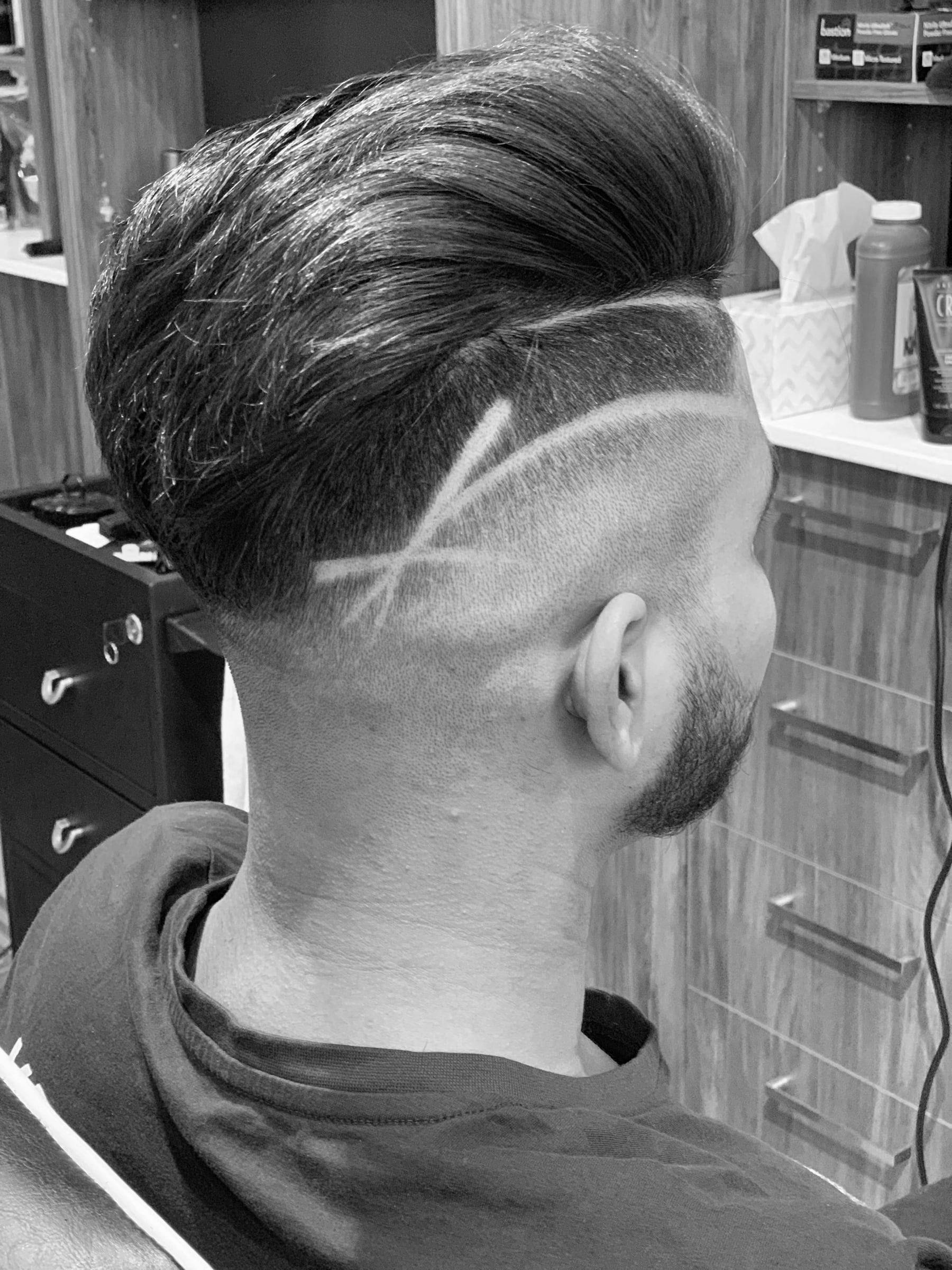 Fade von hinten seitlich gesehen, mit rasierter Linie im Seitenhaar
