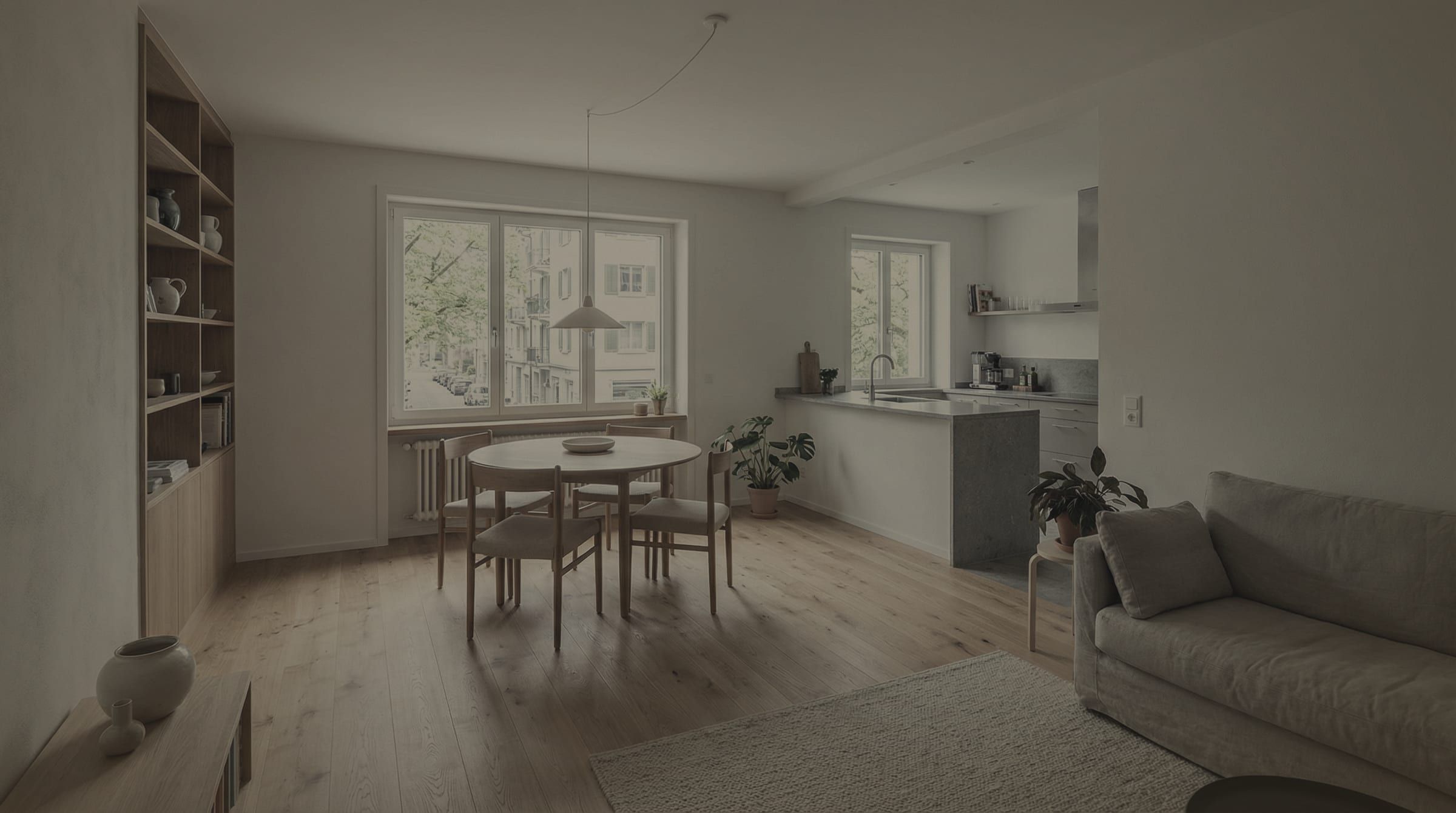 Wohnzimmer mit Essbereich vor der Renovation, Wände vergilbt und Boden stumpf