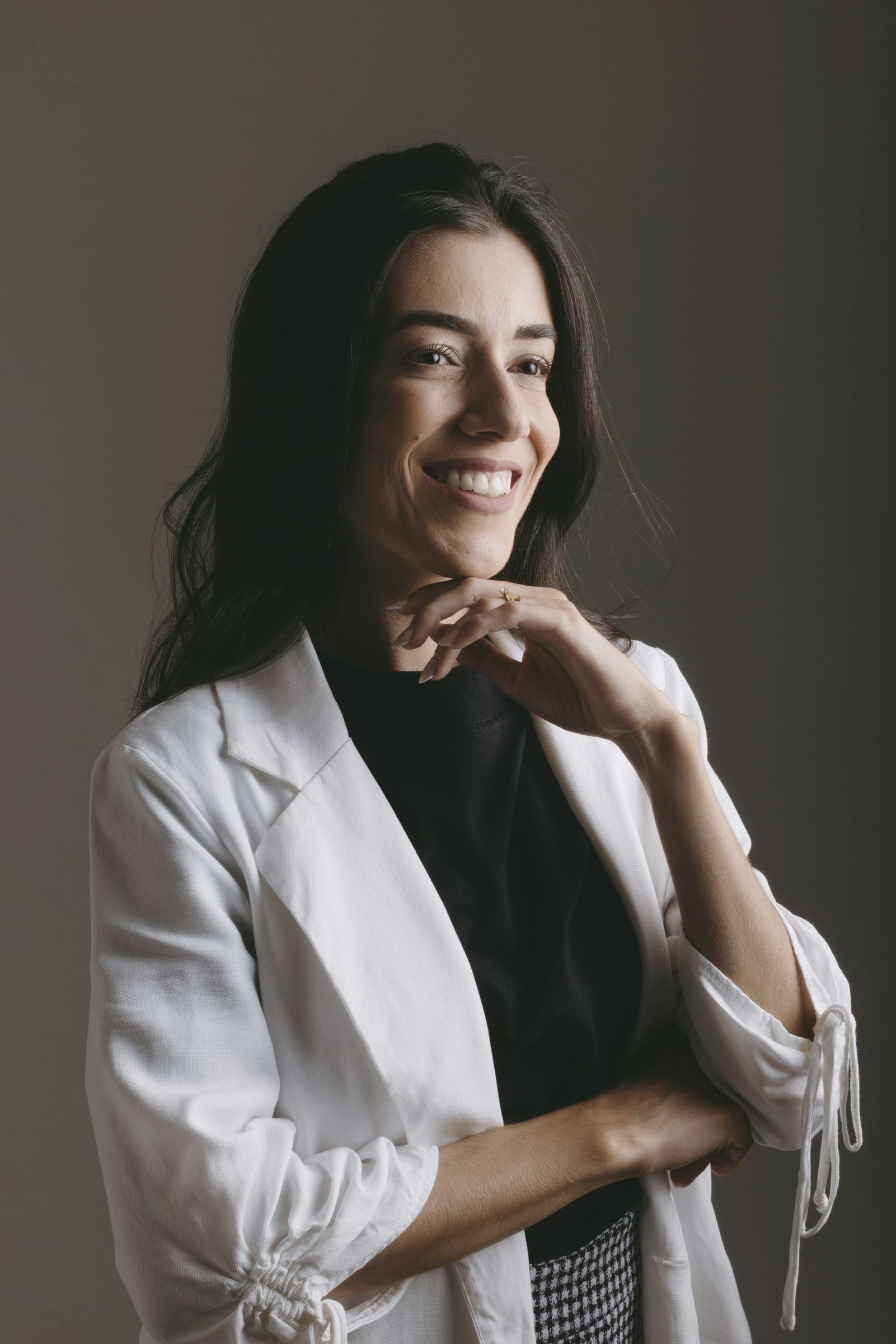 Porträt von Dr. Laura Brändli in weissem Blazer, sie lächelt in die Kamera