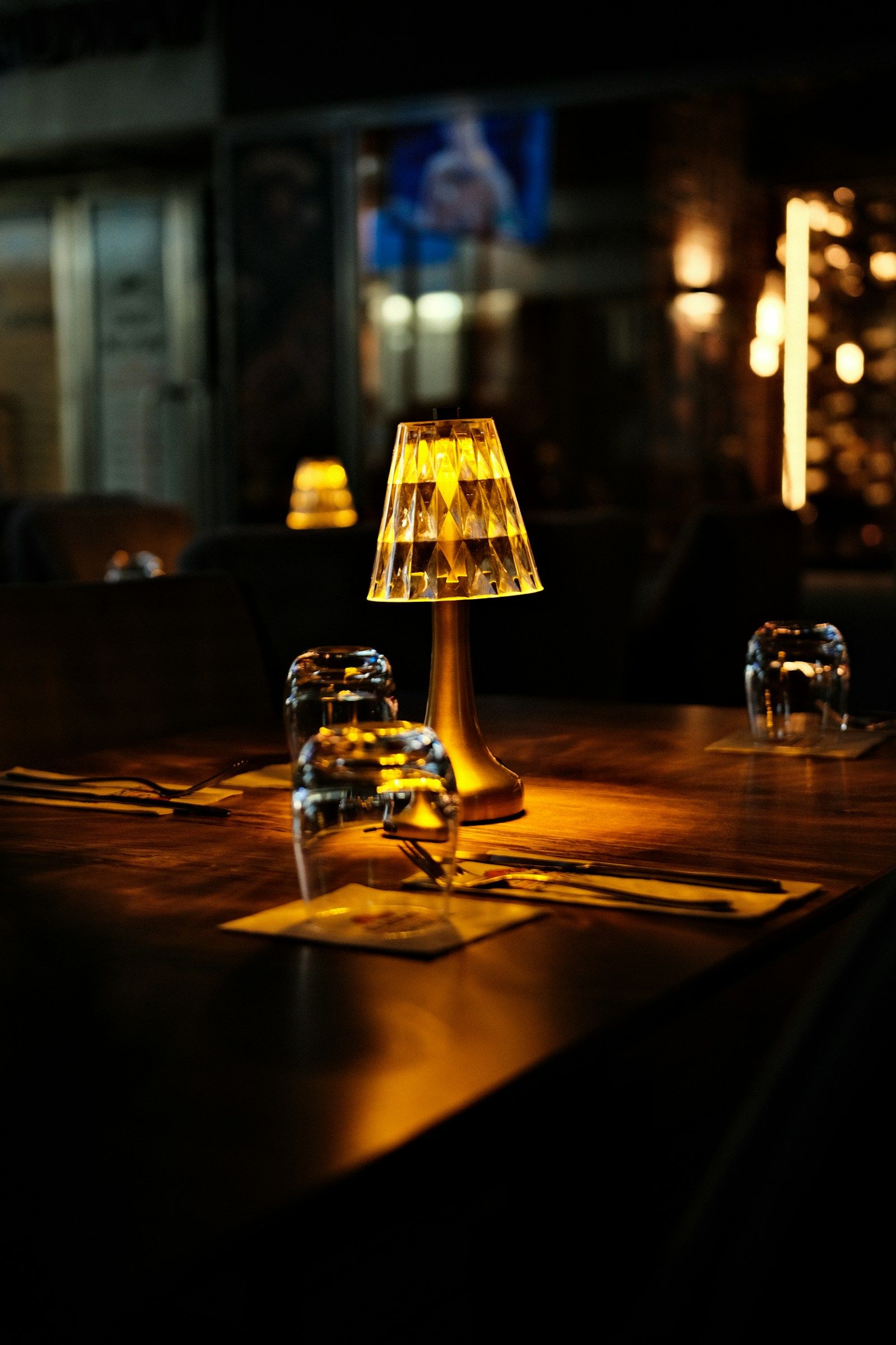 Gedeckter Tisch mit Kerzenlicht am Abend